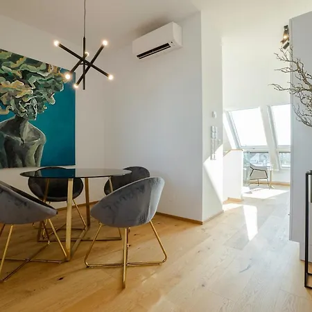 Orestaliving - Penthouse With Designer Renovation Wenen Buitenkant foto
