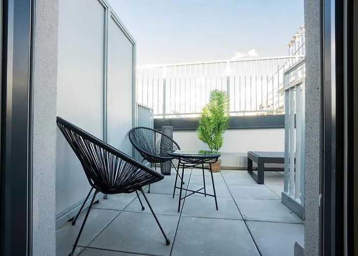 Orestaliving - Penthouse With Designer Renovation